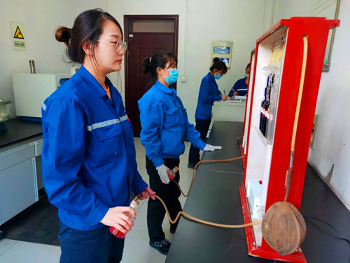 交接班结束后，化验们佩戴好劳动防护用品，随时准备奔赴检修现场_副本_副本.png