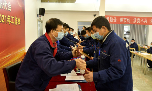 公司领导为各类先进颁奖_副本.jpg