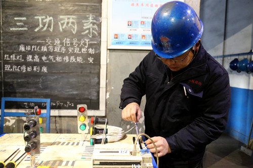 炼焦车间职工接电展示_副本.jpg