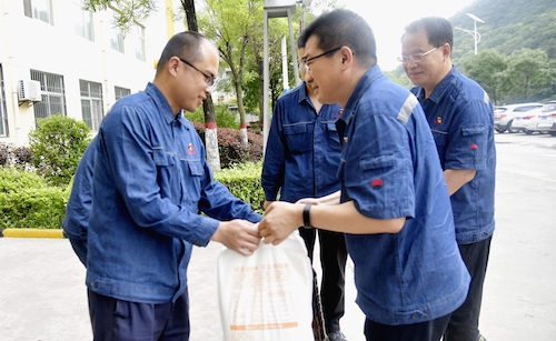 领导为醇氨困难党员送慰问品.JPG