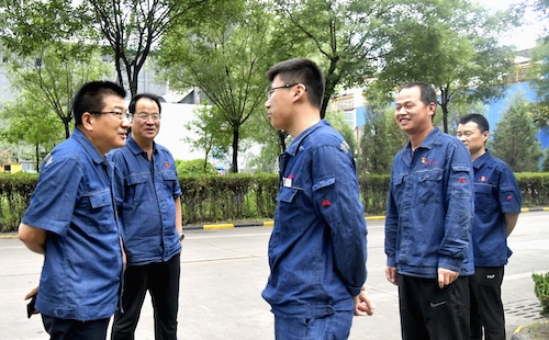 领导与化产车间困难党员交谈.JPG