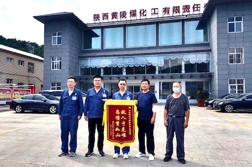 运行二班杨博同志，7月12日回家途中高速路遇侧翻货车司机被困车内，勇敢进行施救并送至医院，货车司机伤愈来公司送锦旗，弘扬正气，传播正能量，大家向杨博同志学习！！！.jpg