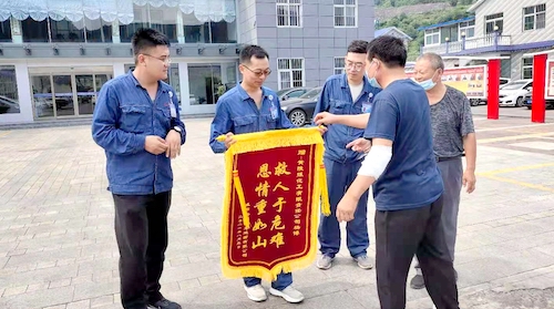 运行二班杨博同志，7月12日回家途中高速路遇侧翻货车司机被困车内，勇敢进行施救并送至医院，货车司机伤愈来公司送锦旗，弘扬正气，传播正能量，大家向杨博同志学习！！.jpg