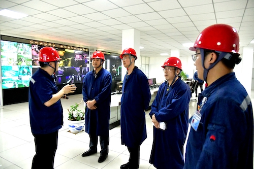 检查组在公司总调度室查看安全管理系统，并通过智能安全帽远程观看了受限作业情况。.JPG