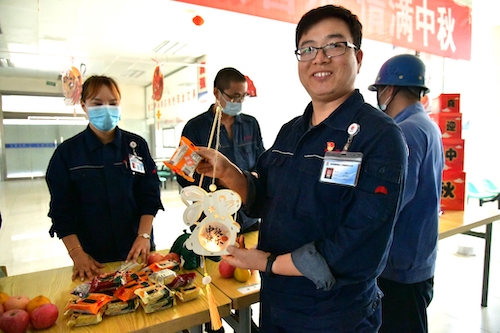 获得玉兔小灯的职工笑脸喜上眉梢.JPG