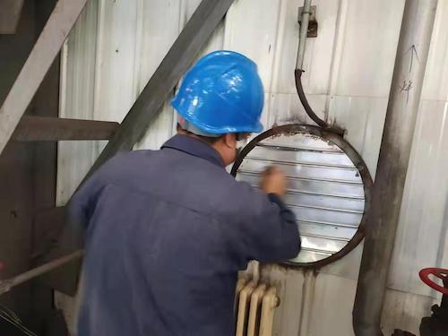 用钢丝球清洗压缩风机叶片.jpg