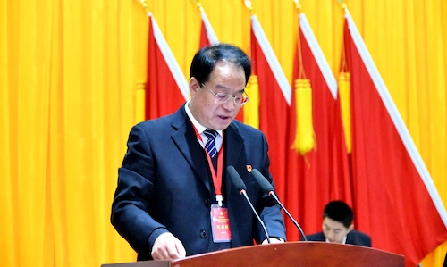 4.黄陵煤化工公司党委副书记、工会主席、董事会秘书李毅主持会议，并代表纪委书记慕亚林作纪委报告.JPG