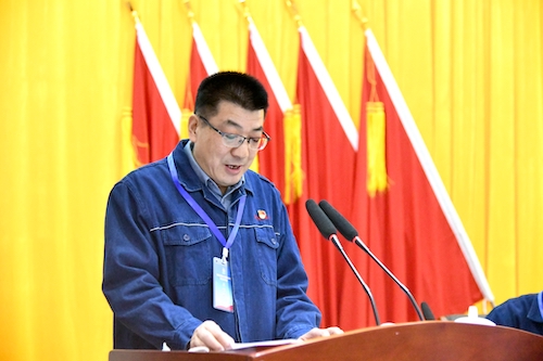 孙总作报告.JPG