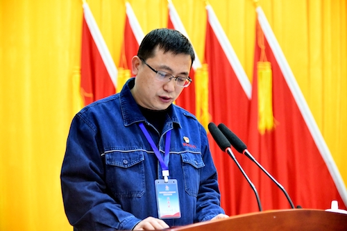 陈总做报告.JPG
