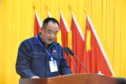 杨总作报告.JPG